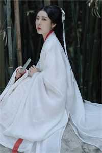 大学迎新晚会上，我播放女友和教官热吻视频良心推荐