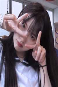 大学迎新晚会上，我播放女友和教官热吻视频未删节