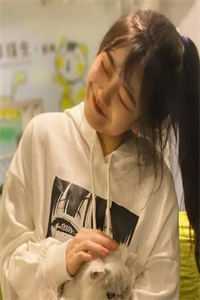 大学迎新晚会上，我播放女友和教官热吻视频精选