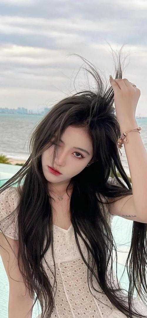 大学迎新晚会上，我播放女友和教官热吻视频章节