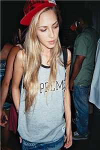 闺蜜被绿茶特助羞辱，我穿成霸总他妈直接掀桌全文